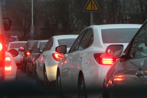 ▲超跑若在國道拋錨，因難以快速拖吊離開，恐致後方車流回堵，甚至再次發生追撞，不僅造成用路人不便且十分危險。（圖／翻攝自Pixabay）
