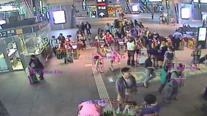 常人群奔跑。鐵道局提供