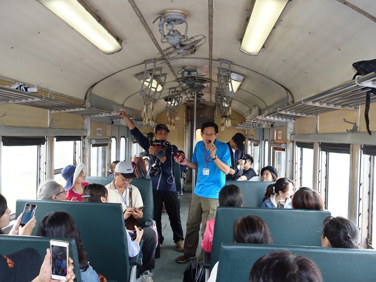 作家劉克襄最近兩次親自帶隊體驗「藍皮火車」。記者翁禎霞／攝影