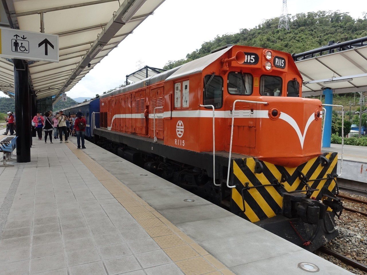 搭乘藍皮火車，旅客最愛探索沿途各小站。記者翁禎霞／攝影