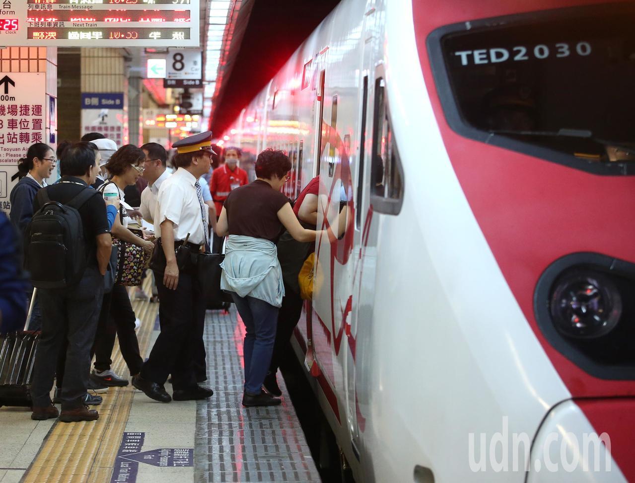 台鐵局宣布於5月2日起開放全線普悠瑪號、太魯閣號等新自強號，每列次限量發售120張無座票。本報資料照片