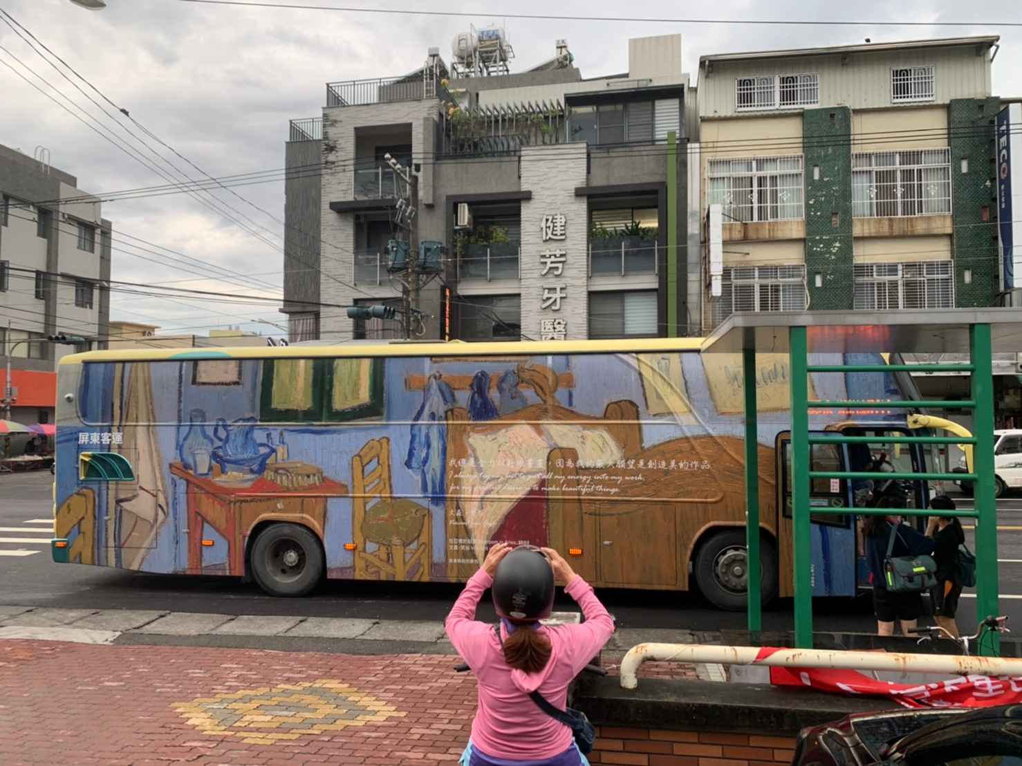 屏東公車上出現世界名畫、開進大街小巷。
