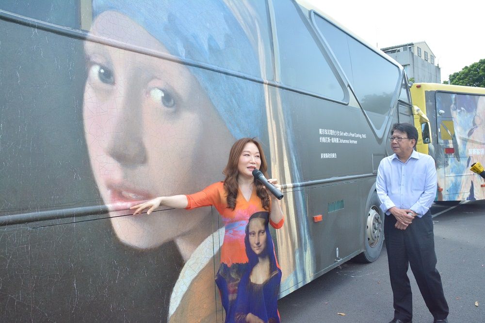 屏東公車上出現維梅爾（Johannes Vermeer）的〈戴珍珠耳環的少女〉畫作。