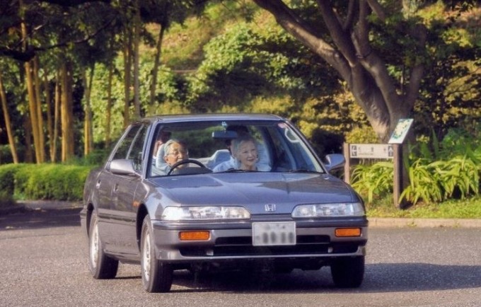 在東京皇居內駕駛愛車的日本明仁天皇及美智子皇后 (圖: 日本宮內廳提供)